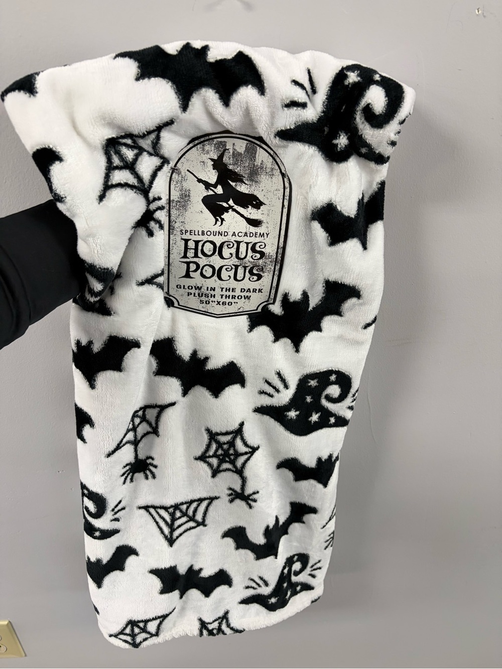 Hocus Pocus Glow-in-the-Dark Plush Throw - Black & White
